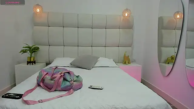 DanielleEvans  online show from October 17, 2025, 11:24 am