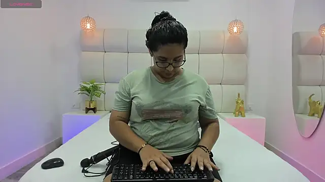 DanielleEvans  online show from November 17, 2025, 11:27 am