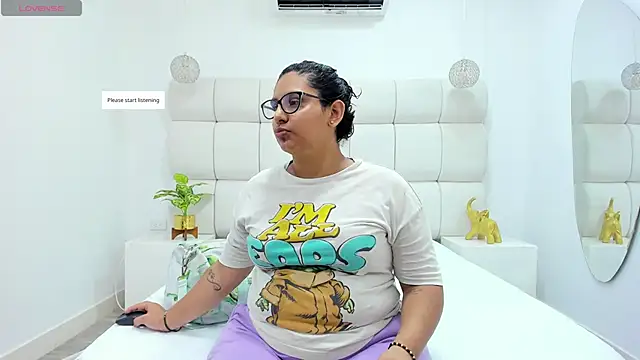 DanielleEvans  online show from November 24, 2025, 11:21 am