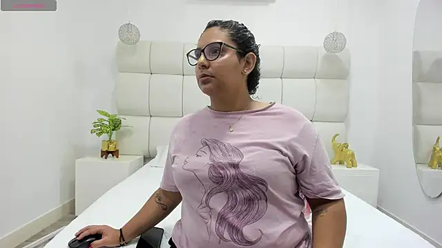 DanielleEvans  online show from December 2, 2025, 11:26 am