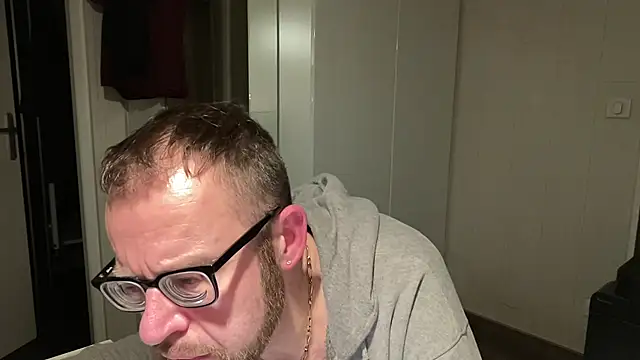 Snapshot of FABIOGLASSES chatting on December 21, 2024, 11:34 pm FABIOGLASSES online show from December 21, 2024, 11:34 pm