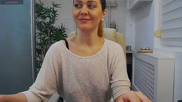Snapshot of EllaMilf_ chatting on January 25, 2025, 8:42 am EllaMilf online show from January 25, 2025, 8:42 am