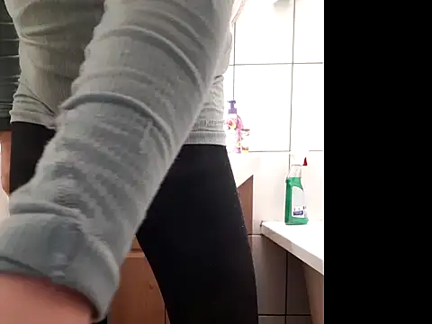 feathersify online show from November 17, 2025, 6:52 am