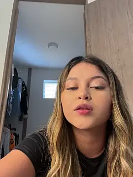 lunablossom  online show from December 25, 2024, 7:24 pm