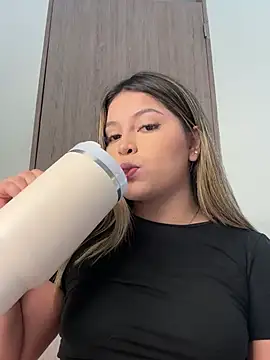 lunablossom  online show from January 11, 2025, 4:57 pm