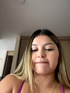 lunablossom  online show from November 19, 2025, 5:46 pm