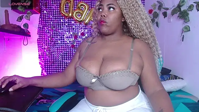 Snapshot of niawk_ chatting on October 22, 2025, 1:44 pm niawk online show from October 22, 2025, 1:44 pm