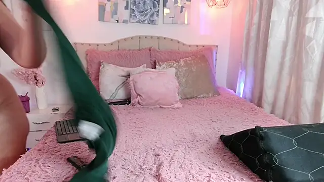 Snapshot of Dulce_Morrys chatting on February 22, 2025, 8:20 pm Dulce Morrys online show from February 22, 2025, 8:20 pm