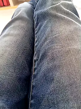 Snapshot of mickzizi chatting on March 21, 2025, 9:01 am mickzizi online show from March 21, 2025, 9:01 am