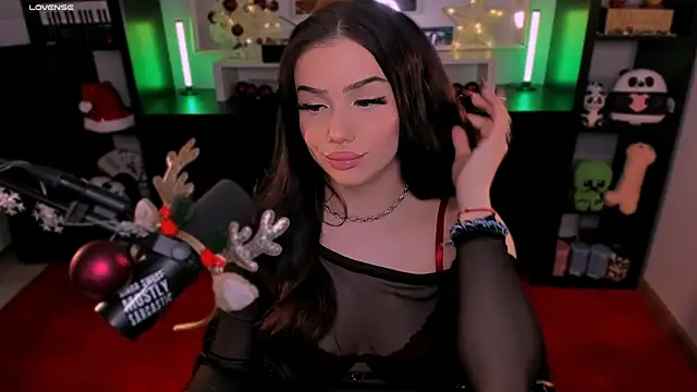 SofiRusselle online show from December 13, 2025, 7:53 pm