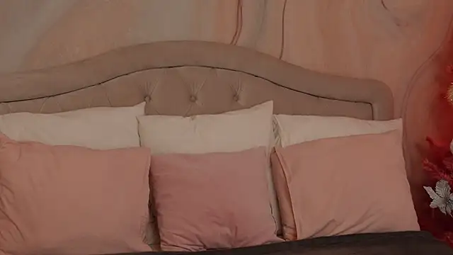 Snapshot of OliviaSirena chatting on December 14, 2024, 11:23 pm OliviaSirena online show from December 14, 2024, 11:23 pm