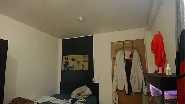 romeolovedark online show from February 17, 2025, 8:04 pm