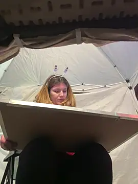 DaisyVibesss online show from December 12, 2024, 3:59 pm