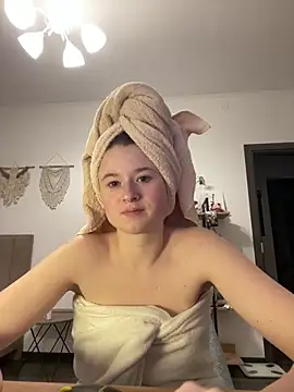 Snapshot of sweetest_pie chatting on December 10, 2024, 10:47 pm sweetest pie online show from December 10, 2024, 10:47 pm