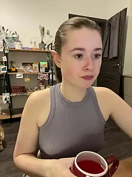 Snapshot of sweetest_pie chatting on December 13, 2024, 8:47 pm sweetest pie online show from December 13, 2024, 8:47 pm