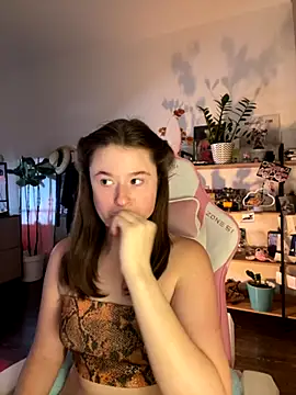 Snapshot of sweetest_pie chatting on September 19, 2025, 5:57 pm sweetest pie online show from September 19, 2025, 5:57 pm