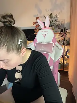 Snapshot of sweetest_pie chatting on October 3, 2025, 5:43 pm sweetest pie online show from October 3, 2025, 5:43 pm