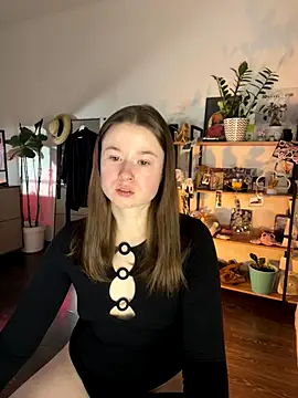 Snapshot of sweetest_pie chatting on October 28, 2025, 7:05 pm sweetest pie online show from October 28, 2025, 7:05 pm