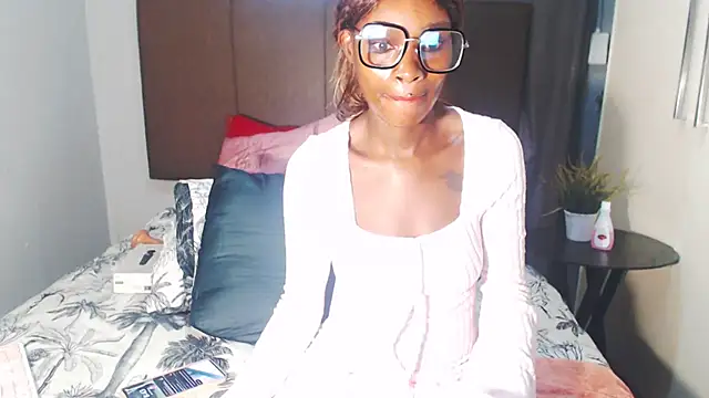 Snapshot of HoneyDropsX chatting on February 19, 2025, 6:44 am HoneyDropsX online show from February 19, 2025, 6:44 am