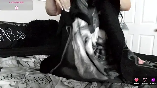 julimonroe online show from September 17, 2025, 3:19 am