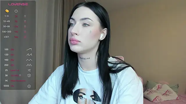 JenniferQueen11 online show from January 22, 2025, 2:35 pm