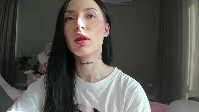 JenniferQueen11 online show from September 14, 2025, 9:19 am