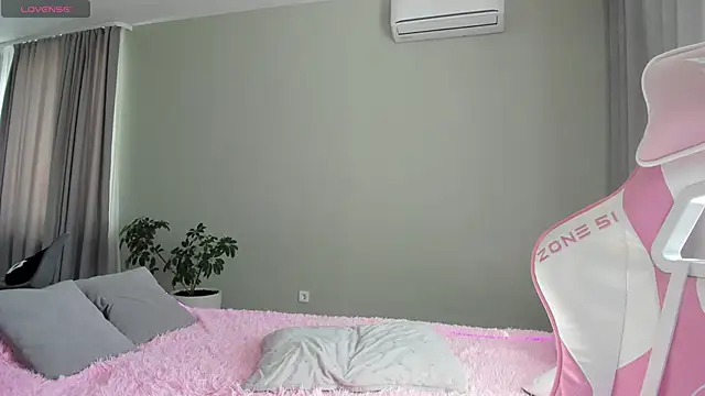 JenniferQueen11 online show from September 30, 2025, 7:57 am