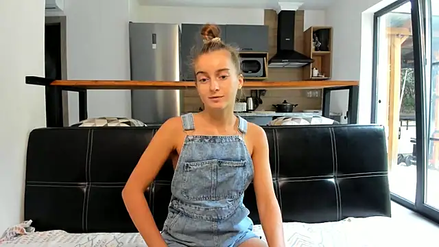 Snapshot of ElizSweet chatting on October 28, 2025, 8:18 am ElizSweet online show from October 28, 2025, 8:18 am