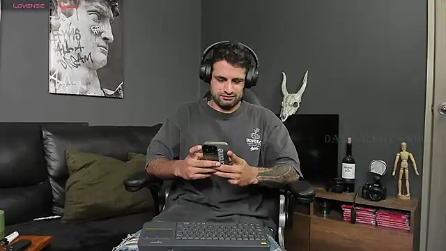 Snapshot of Davevilboy chatting on December 6, 2024, 1:22 pm Davevilboy online show from December 6, 2024, 1:22 pm
