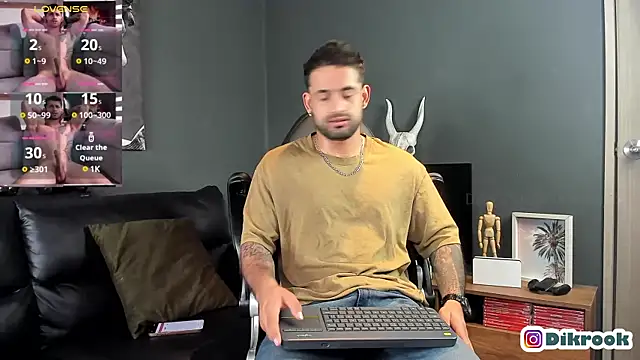 Snapshot of Davevilboy chatting on February 17, 2025, 12:05 pm Davevilboy online show from February 17, 2025, 12:05 pm