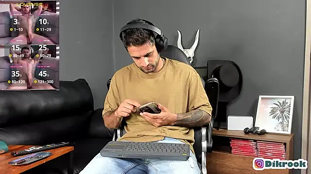 Snapshot of Davevilboy chatting on March 7, 2025, 12:01 pm Davevilboy online show from March 7, 2025, 12:01 pm