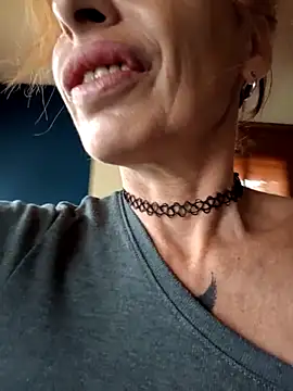 Snapshot of FrozenWaffle chatting on September 21, 2025, 3:13 pm FrozenWaffle online show from September 21, 2025, 3:13 pm