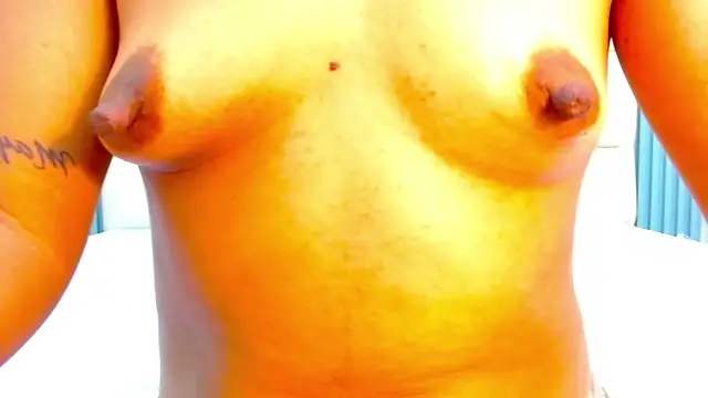 Snapshot of Amy_Ronan chatting on December 18, 2024, 6:14 pm Amy Ronan online show from December 18, 2024, 6:14 pm