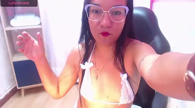 Snapshot of Amy_Ronan chatting on February 1, 2025, 4:54 pm Amy Ronan online show from February 1, 2025, 4:54 pm