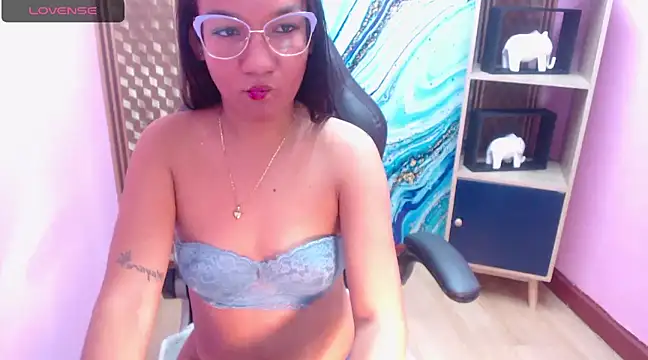 Snapshot of Amy_Ronan chatting on March 13, 2025, 3:17 pm Amy Ronan online show from March 13, 2025, 3:17 pm