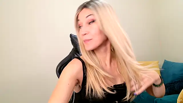 Snapshot of EveEnigma chatting on January 17, 2025, 6:02 pm EveEnigma online show from January 17, 2025, 6:02 pm