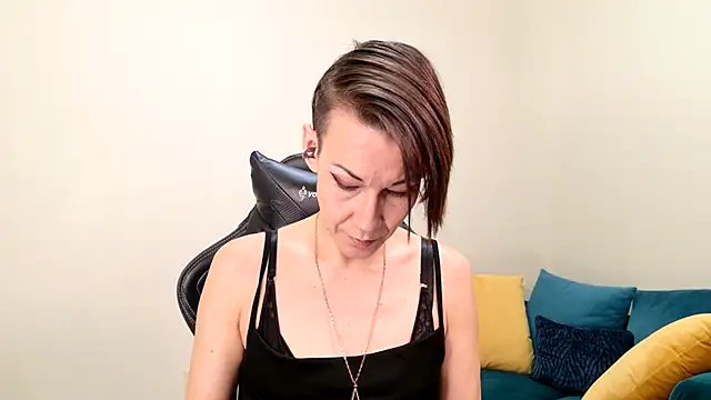 Snapshot of EveEnigma chatting on February 4, 2025, 1:27 pm EveEnigma online show from February 4, 2025, 1:27 pm