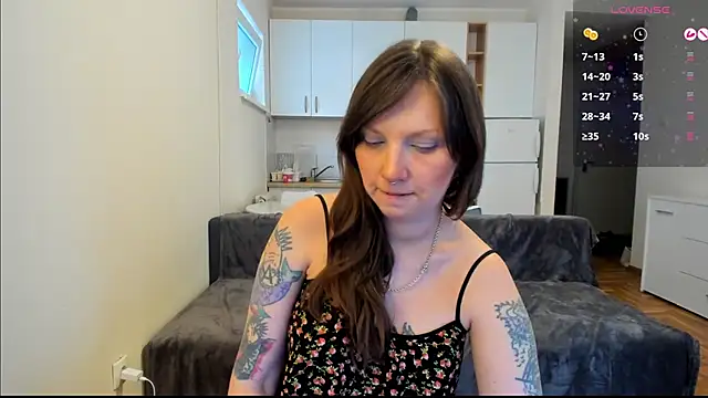 StacyTigerr online show from March 16, 2025, 1:27 pm