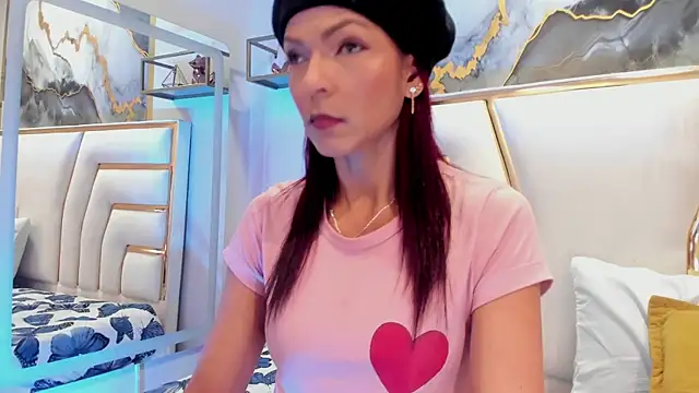 Snapshot of HannaPetit chatting on November 4, 2025, 7:02 pm HannaPetit online show from November 4, 2025, 7:02 pm