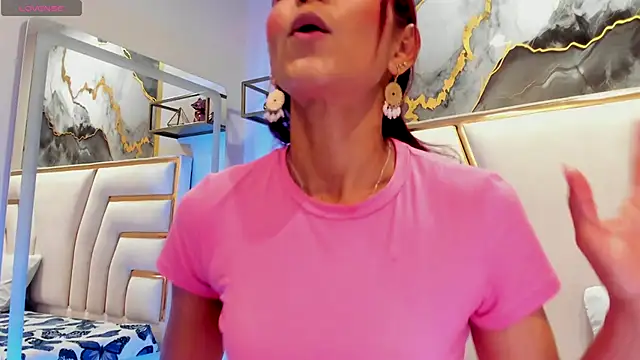 Snapshot of HannaPetit chatting on November 6, 2025, 6:53 pm HannaPetit online show from November 6, 2025, 6:53 pm