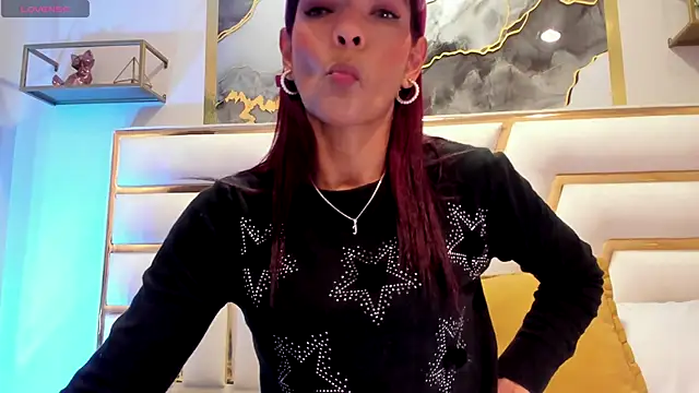 Snapshot of HannaPetit chatting on November 8, 2025, 7:01 pm HannaPetit online show from November 8, 2025, 7:01 pm