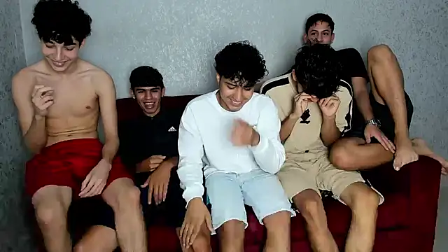 pelusos mens online show from February 3, 2025, 8:24 pm