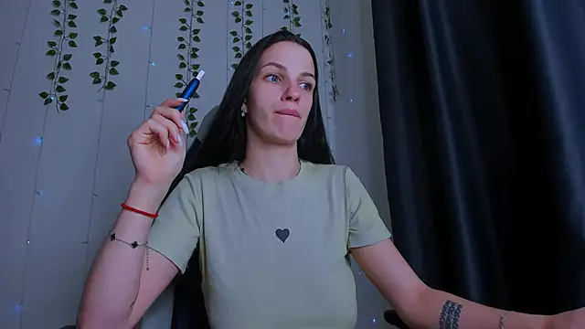 Snapshot of KarlaSim chatting on December 17, 2025, 9:54 pm KarlaSim online show from December 17, 2025, 9:54 pm