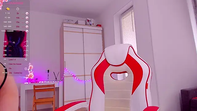 Snapshot of HotCarolineXO chatting on October 4, 2025, 11:52 am HotCarolineXO online show from October 4, 2025, 11:52 am