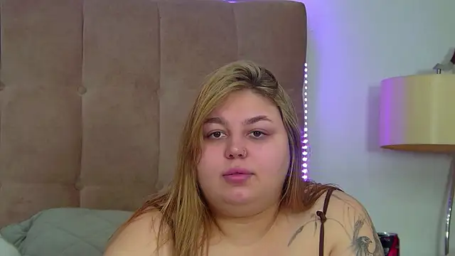 Snapshot of LillianKim chatting on November 18, 2025, 6:45 pm LillianKim online show from November 18, 2025, 6:45 pm