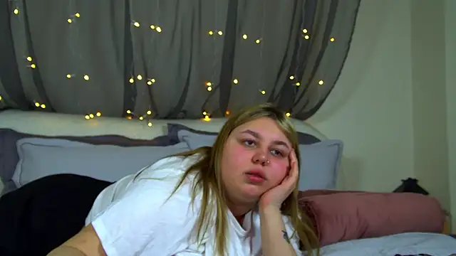 Snapshot of LillianKim chatting on December 1, 2025, 7:24 am LillianKim online show from December 1, 2025, 7:24 am