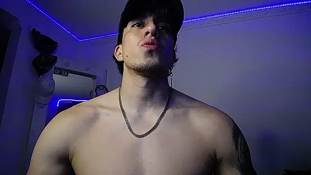 Snapshot of strongboy_ chatting on January 19, 2025, 12:38 am strongboy online show from January 19, 2025, 12:38 am