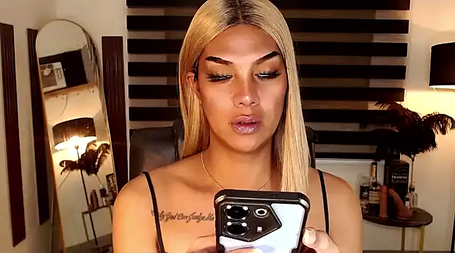 Snapshot of SarahAmber chatting on March 22, 2025, 1:52 pm SarahAmber online show from March 22, 2025, 1:52 pm