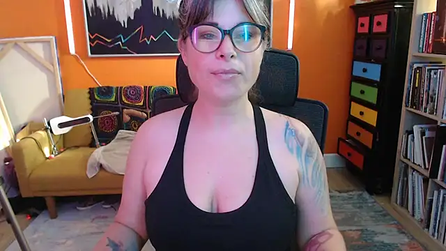 Snapshot of TheLenaAdams chatting on October 15, 2025, 3:23 pm TheLenaAdams online show from October 15, 2025, 3:23 pm