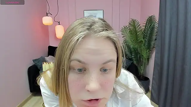 Snapshot of JadeSoft chatting on February 5, 2025, 11:39 pm JadeSoft online show from February 5, 2025, 11:39 pm